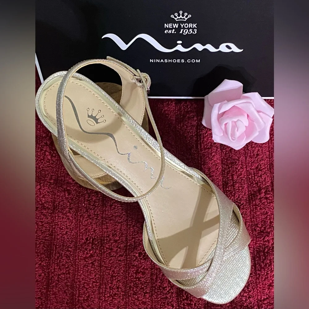 NEW..NINA WOMENS METALLIC CHAMPAGNE WEDGE SANDALS